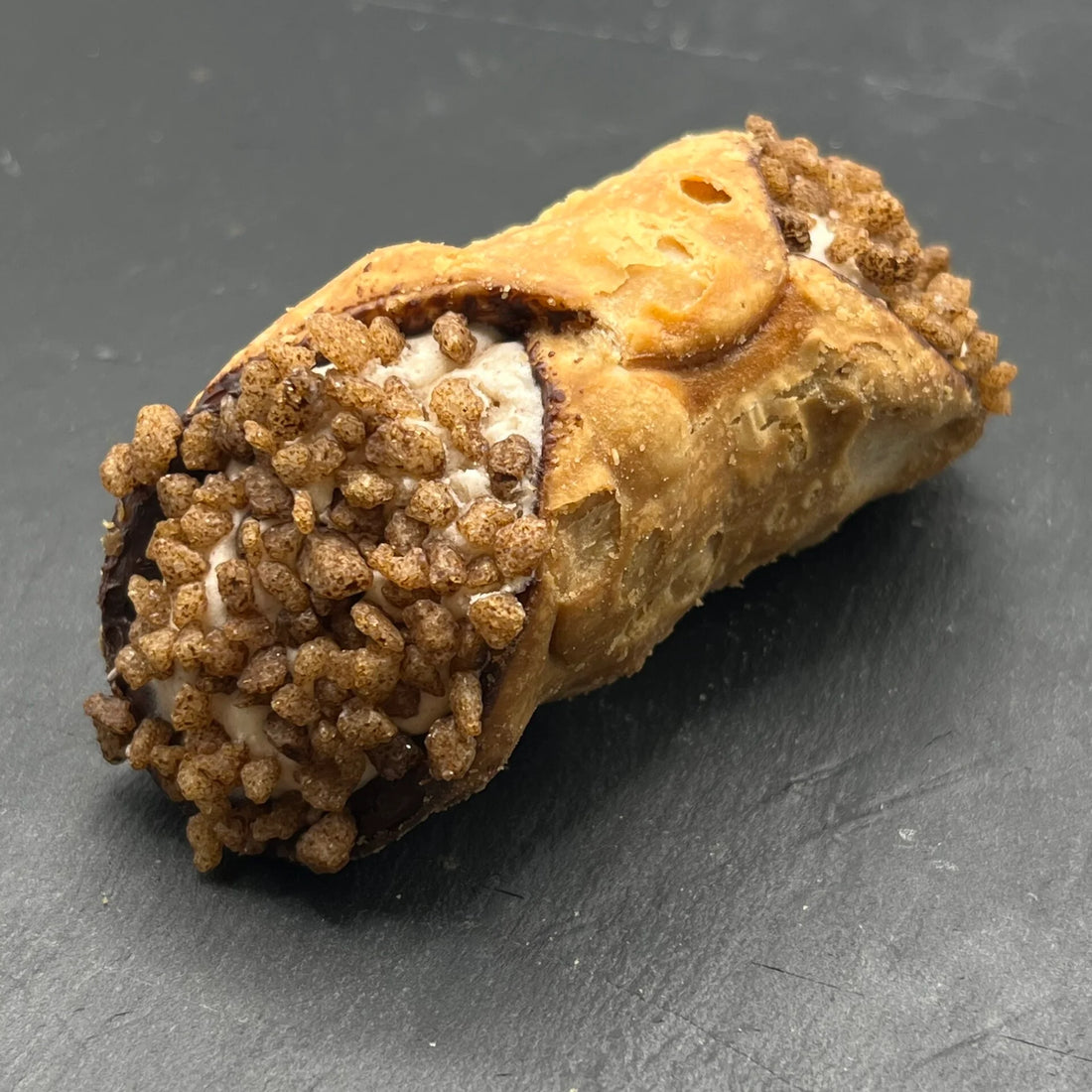 Crispy Cannoli Cannella - Kaneel met romige kaneelvulling, perfect voor bij de koffie, ambachtelijk gemaakt door Holy Cannoli.