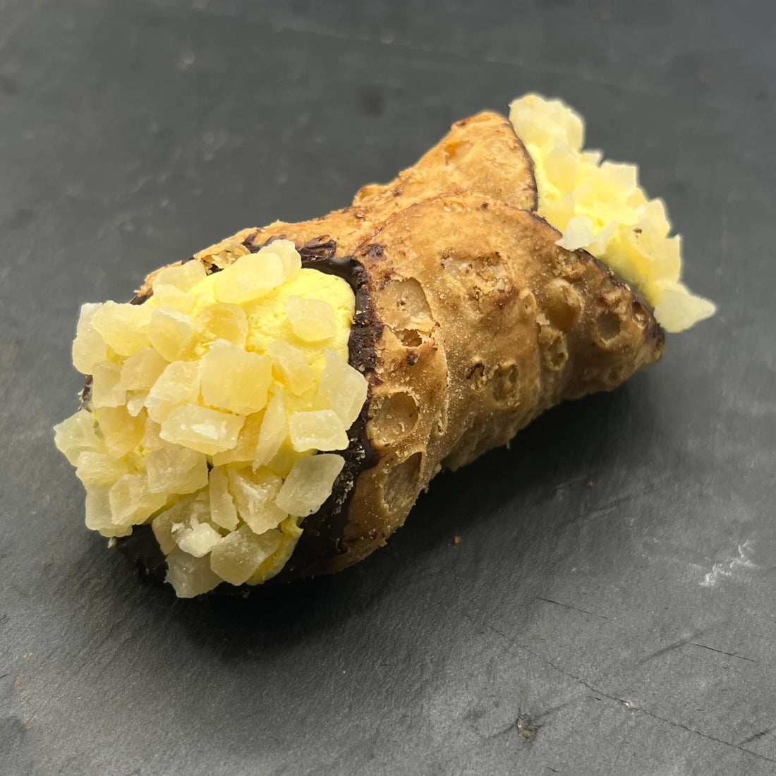 Heerlijke Cannoli Frutto della passione - Passievrucht, ambachtelijk gevuld met romige passievruchtvulling, perfect voor bij een bakje koffie.